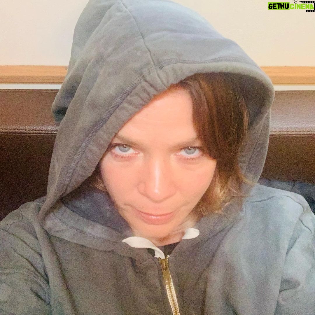 Jessica Schwarz - 1.8K Likes - Nach Quarantäne und Wochenende, back to work... Ich hatte echt schon vergessen, dass Drehen vor allem auch WARTEN bedeutet 🥱#gelduld#nope#getmeoutofthetrailerpark#shooting#now