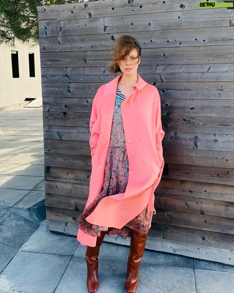 Jessica Schwarz Instagram - Noch ganz beflügelt von dem neuen Fashion Film „how wonderful“ von @marccain letzte Woche. Starte ich mit bunten Farben in die Woche... happy Monday 💚💜💛❤️🧡 #marccain#marccaingirls#marccainfashionfilm#howwonderful#bezahltepartnerschaft