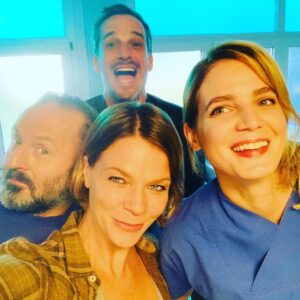 Jessica Schwarz Instagram - Heute Abend gibt’s den ersten Teil vom Schwarzwaldkrimi -Waldgericht 🌲 im #zdf und schon jetzt in @zdfmediathek zu sehen  Es grüßen aus der Pathologie @maxvonthun @robertschupp & @rikeschmid und @jessicaschwarz_official  Regie @marcus_o_rosenmueller  #zdf#krimi#schwarzwald#Schwarzwaldkrimi#mystisch