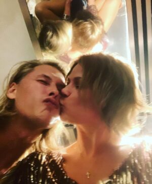 Jessica Schwarz Instagram - Schicke euch allen “good new year vibes” und hoffe ihr habt alle jemanden an eurer Seite, an den ihr denkt, den ihr umarmen könnt, den ihr in eurem Herzen habt und hoffentlich in diesem Augenblick oder spätestens im neuen Jahr wieder in die Arme schließen könnt... #2021#staypositiv#lookforward#lovemylove