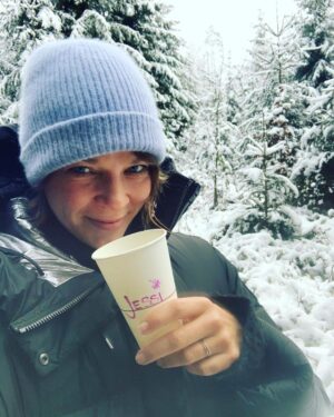 Jessica Schwarz Instagram - Merry Christmas 🎁 aus dem verschneiten Odenwald❄️ #äppelwoiimschnaeii#isschaeii#würzbergliegtwirklichschnee👆🏻
