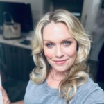 Jessica St. Clair Instagram - HOT FRESH MERCH is OUT on @kinshipgoods LIVING for this lightweight raglan sweatshirt . Get it before it sells out!