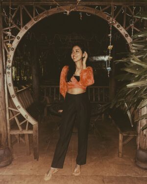 Jheel Mehta Instagram - Being happy never goes out of style 🌹
Pants: My Dad's from the '90s
Top: @nefsfinds