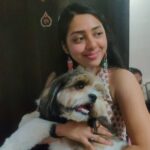Jheel Mehta Instagram - What are some really small things in your daily life that make you happy? I'll go first. It makes me really happy to see a new flower bloom on one of my plants 🌼, it makes me really happy if a roti I made rises into a nice big phulka 😋, it makes me really happy if I smile at someone and they smile back.🥺 And I know, the picture above is low quali but the joy I was experiencing was definitely high quali! 🐾💯