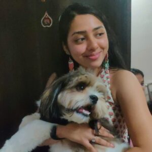 Jheel Mehta Instagram - What are some really small things in your daily life that make you happy? I'll go first. 
It makes me really happy to see a new flower bloom on one of my plants 🌼,
it makes me really happy if a roti I made rises into a nice big phulka 😋,
it makes me really happy if I smile at someone and they smile back.🥺
And I know, the picture above is low quali but the joy I was experiencing was definitely high quali! 🐾💯