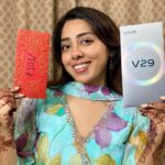 Jheel Mehta Instagram - I bought #vivoV29 for my parents for Rs.101!! 😍 @top10stores jao aur apni Diwali Dhamakedaar banao! #AD #vivoV29 #DelightEveryMoment #vivoindiamumbai