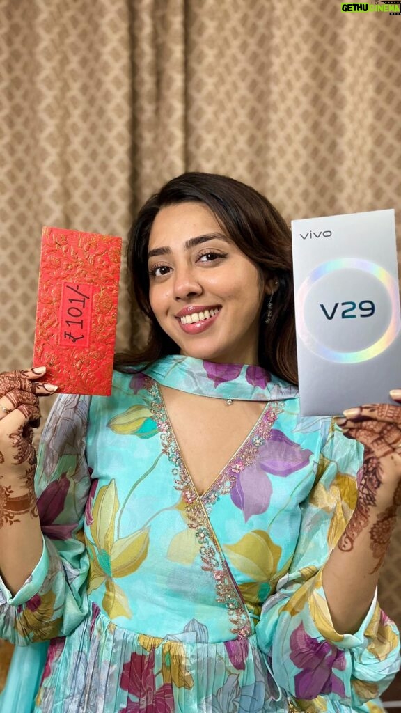 Jheel Mehta Instagram - I bought #vivoV29 for my parents for Rs.101!! 😍 @top10stores jao aur apni Diwali Dhamakedaar banao! #AD #vivoV29 #DelightEveryMoment #vivoindiamumbai