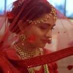 Jheel Mehta Instagram - I rarely post my work on this account but here's the phera bridal look for the modern bride! Outfit by @seemashethcouture Jewellery by @srishringarr *BRIDAL BOOKINGS FOR 2021 NOW OPEN* #beautybymehta #makeubyjheelmehta #hairbylatamehta #BBMbride . . . . . . . . . . . . . . . . . . #model #bridalmakeup #beautifulbrides #bride #brides #indianbride #pheralook #indianlook #makeupgoals #softglam #maccosmetics #hudabeauty #maybelline #bridalmua #wakeupandmakeup #messybun #hairgoals #curls #fixmycurls #hairstyles #modernbun #instagramforhairstylists #behindthechair #mumbai #modernbride