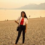 Jheel Mehta Instagram - Girls just wanna have sun 🌞 #restingbeachface