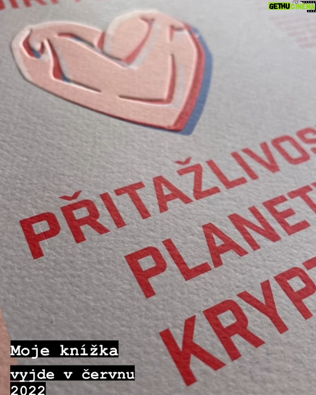 Jiří Mádl - 1K Likes - V cervnu 2022 mi vyjde můj první román.
PŘITAŽLIVOST PLANETY KRYPTON.
Tady je anotace :
Neobvyklý vztah Martina a Veroniky trvá s přestávkami několik let. Oba mladí lidé si dopisují ve virtuálním prostoru zvaném Planeta Krypton. Jejich příběh lemují témata jako hledání domova, budící se sexualita, láska a složité rodinné vztahy. Odvážné vysvlékání dětských šatů a cesta k dospělosti jsou vzrušující, ale náročné procesy a Martinovi i Veronice je komplikují jizvy z minulosti. Dali si slib, že naživo se nikdy nepotkají. Dodrží ho?