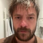Jiří Mádl Instagram - Když nemůžete najít nabiječku na strojek… Prague, Czech Republic