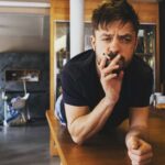 Jiří Mádl Instagram – Diky Vita Ramba. Jirka po 14 letech s cigaretou. Ale jen pro umeleckej dojem. Kokořín