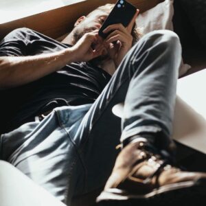 Jiří Mádl Instagram - Učím se text na serialu HOTEL KOKOŘÍN