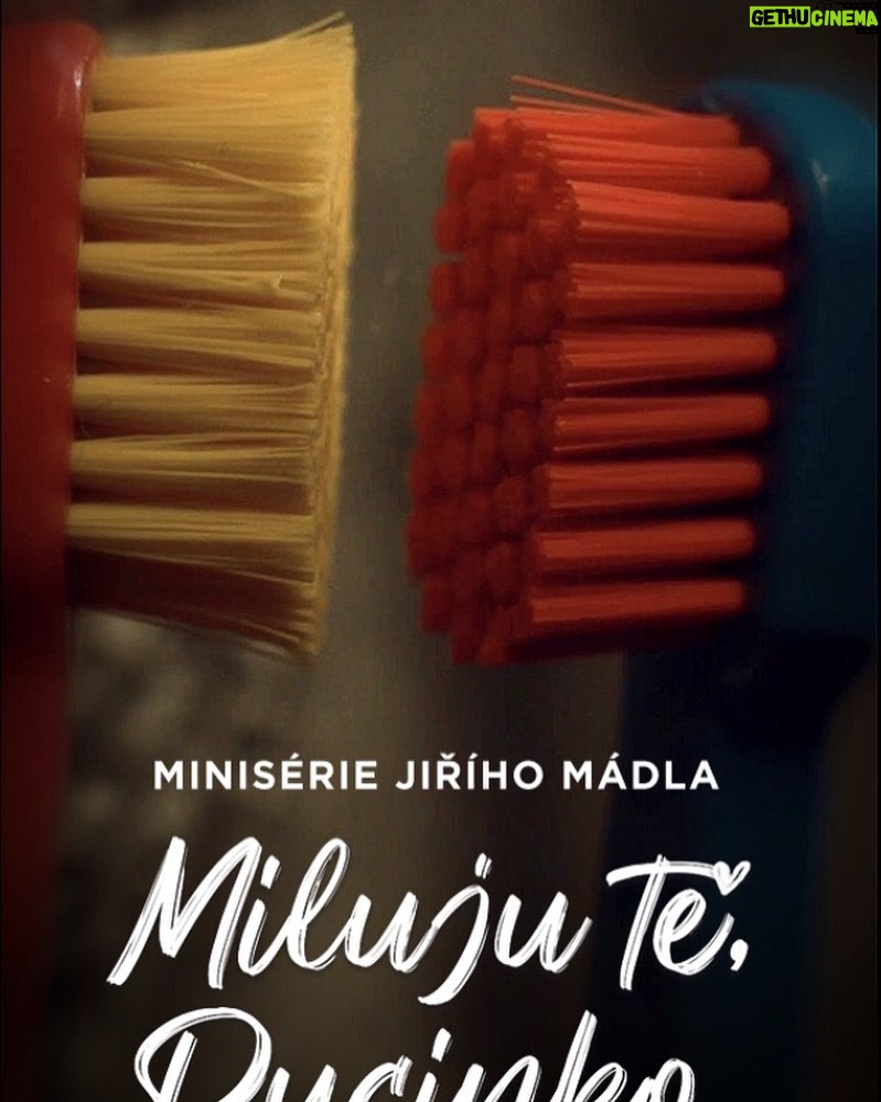 Jiří Mádl - 1.4K Likes - MILUJU TĚ, PUCINKO Ústředním motivem čtyřdílné love story Miluju tě, Pucinko je komplikovaný vztah dvou překvapivých hrdinů, kteří nemůžou být spolu, ale ani bez sebe, a učí se žít ve světě zasaženém koronavirem. Jsou jimi Kartí a Pucinka, zubní kartáčky. Jejich obsazením do hlavních rolí potvrzuje Jiří Mádl pravidlo známé z loutkářství, že v autorově imaginaci se hrdinou může stát kdokoli nebo cokoli a velmi silný netradiční příběh je na světě.