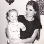 Jiří Mádl Instagram - Ta pani, co mě drží, je moje mamka a i dneska vypadá v podstatě stejně. Prachatice