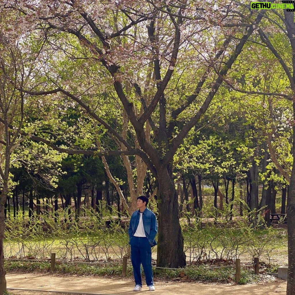 Ji Chang-wook Instagram - 유난히 뜨거웠던 작년 여름 제주도. 웰컴투 삼달리의 명물 조용피리부는 사나이😛 #웰컴투삼달리 #끝 #감사합니다