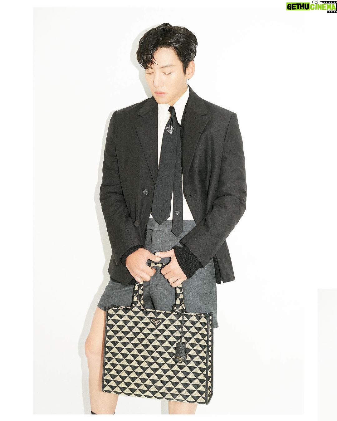 Ji Chang-wook Instagram - 미우치아 프라다와 라프 시몬스가 함께하는 프라다 SS23 남성복 컬렉션 오늘 오후 9시 프라다 닷컴에서 만나요! @Prada #PRADA #PRADASS23 #PradaSymbole #ad