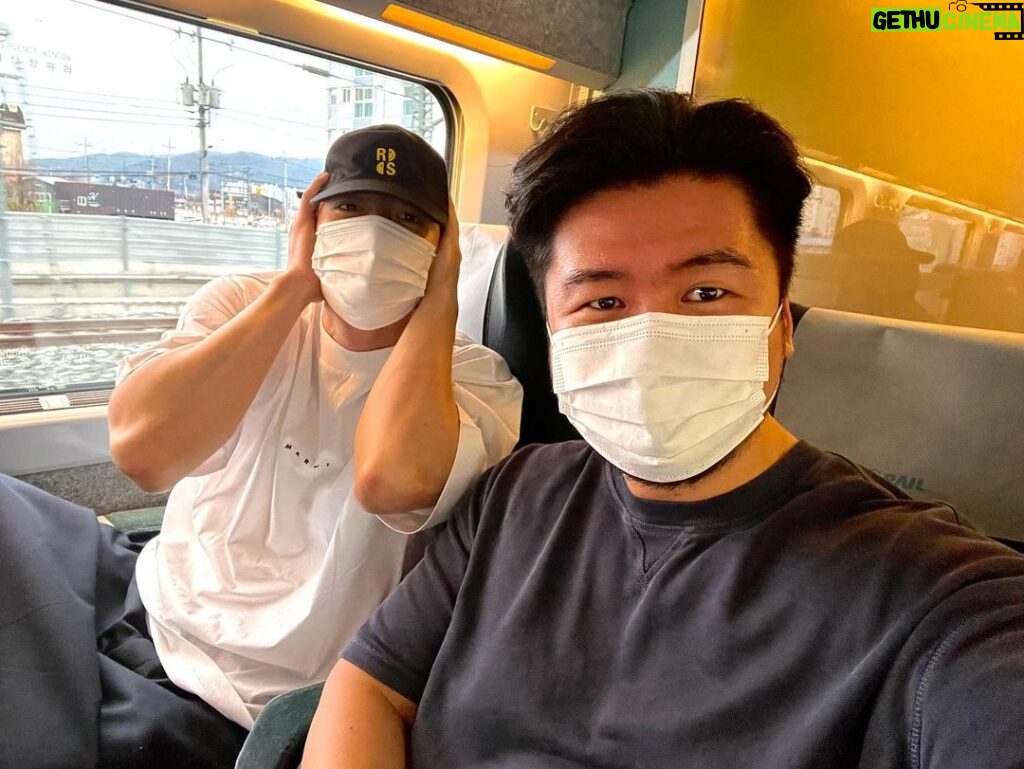 Ji Chang-wook Instagram - 방구랑 기차여행.인줄알았지만 출장 오제길 맨😨😨 하지만 마음만은 여행..🤟🤟