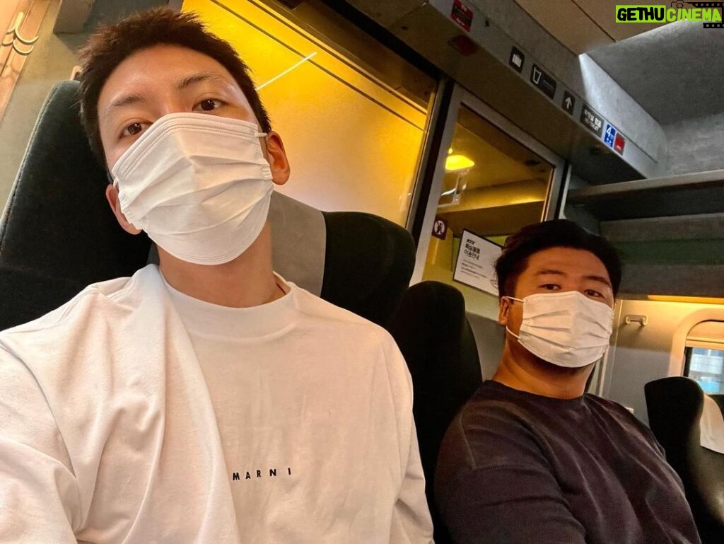 Ji Chang-wook Instagram - 방구랑 기차여행.인줄알았지만 출장 오제길 맨😨😨 하지만 마음만은 여행..🤟🤟