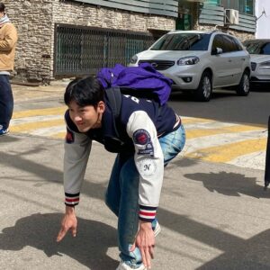 Ji Chang-wook Instagram - 유난히 뜨거웠던 작년 여름 제주도. 

웰컴투 삼달리의 명물 조용피리부는 사나이😛

#웰컴투삼달리 #끝 #감사합니다