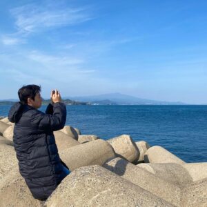 Ji Chang-wook Instagram - 유난히 뜨거웠던 작년 여름 제주도. 

웰컴투 삼달리의 명물 조용피리부는 사나이😛

#웰컴투삼달리 #끝 #감사합니다