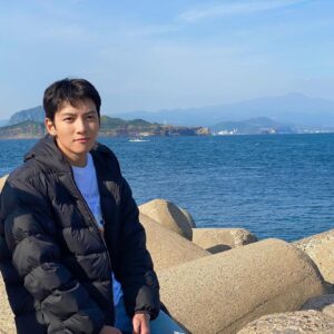 Ji Chang-wook Instagram - 유난히 뜨거웠던 작년 여름 제주도. 

웰컴투 삼달리의 명물 조용피리부는 사나이😛

#웰컴투삼달리 #끝 #감사합니다