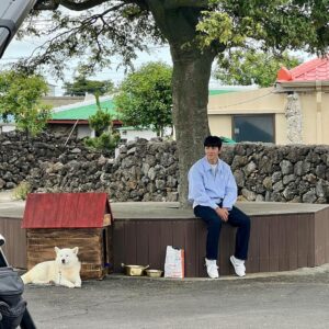 Ji Chang-wook Instagram - 유난히 뜨거웠던 작년 여름 제주도. 

웰컴투 삼달리의 명물 조용피리부는 사나이😛

#웰컴투삼달리 #끝 #감사합니다