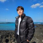 Ji Chang-wook Instagram - 이제 추워진 제주도에서 웰컴투 삼달리💜 @thenorthface_kr #광고 #노스페이스#워터쉴드눕시#방수눕시#웰컴투삼달리