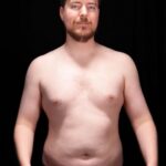 Jimmy Donaldson Instagram - Woke up and realized I was obese so I started lifting and walking 12,500 steps a day. Still got a long way to being yoked but I’m happy with my progress so far 🥰 (also if I’m not actually jacked out of my mind in a year it’s 100% @paras_kaltsas fault. I just do what he says haha)