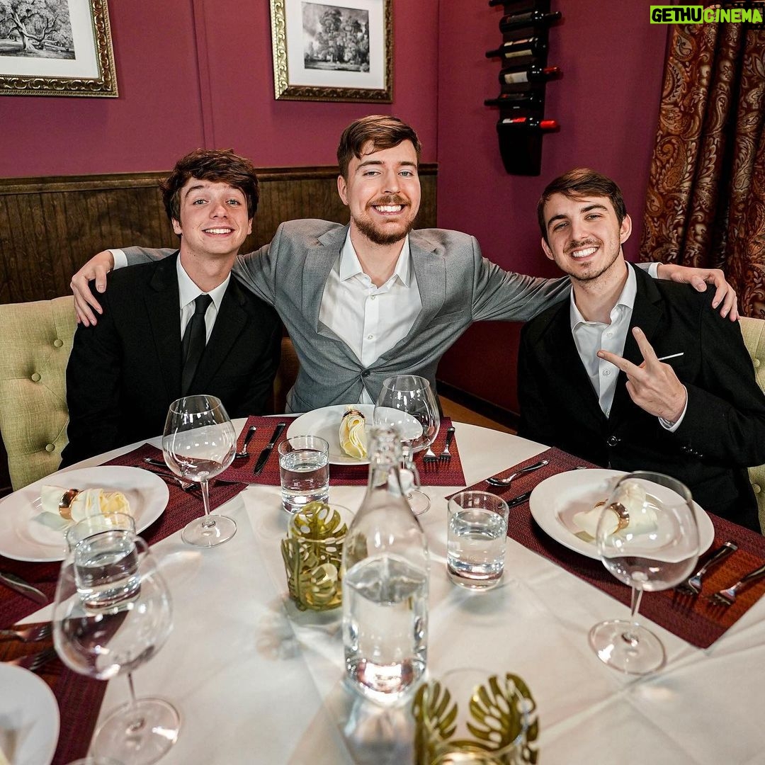 Jimmy Donaldson Instagram - Ever wondered what $100,000 golden ice cream taste like? Go watch the new video :)