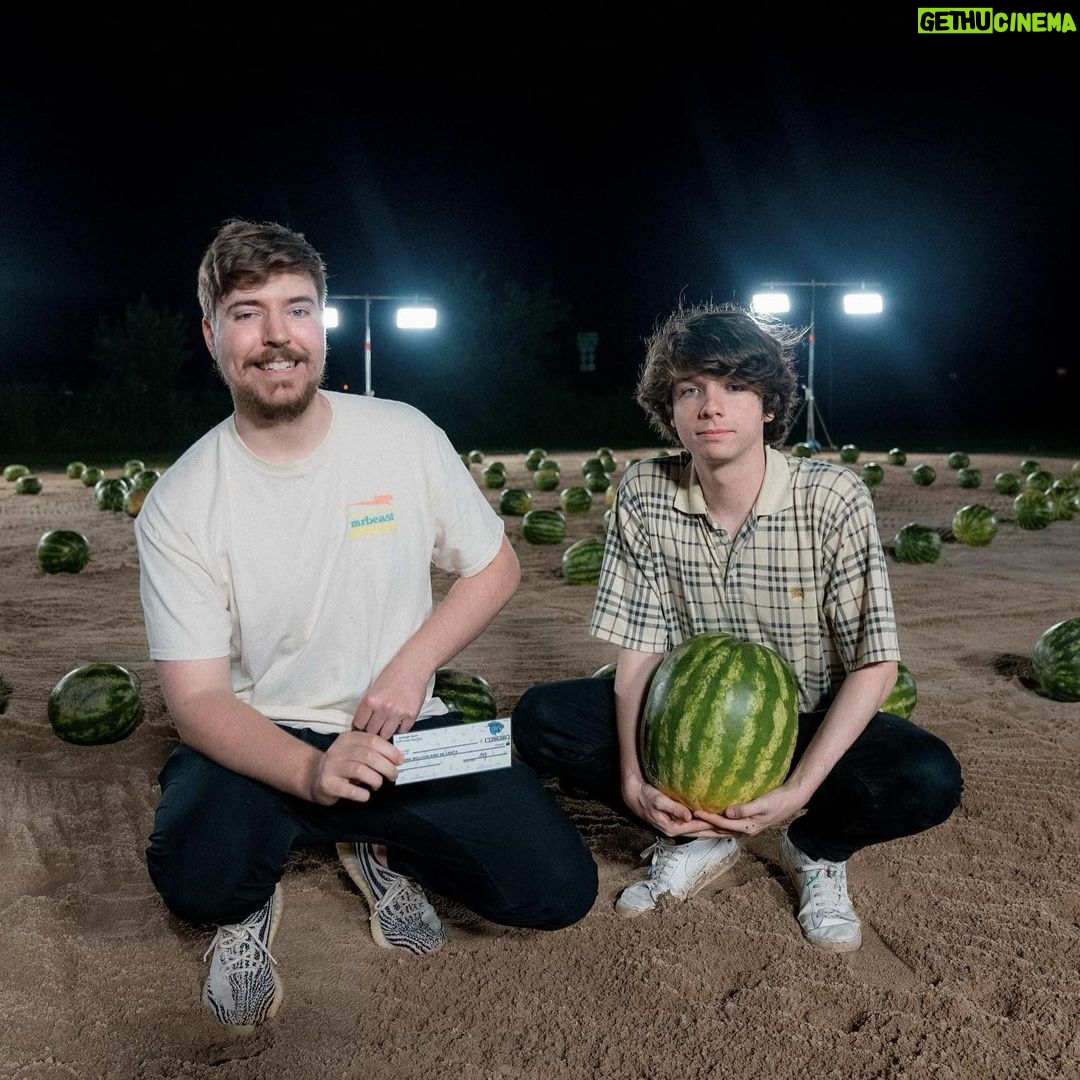 Jimmy Donaldson Instagram - GO WATCH THE NEW VIDEO! 1.) Whoever punched the hardest won $30,000 2.) I put $1,000,000 in a watermelon and if u smashed the right one, you kept the $1,000,000 3.) I let a random person split $20k with someone they’ve never met or keep it all for themselves