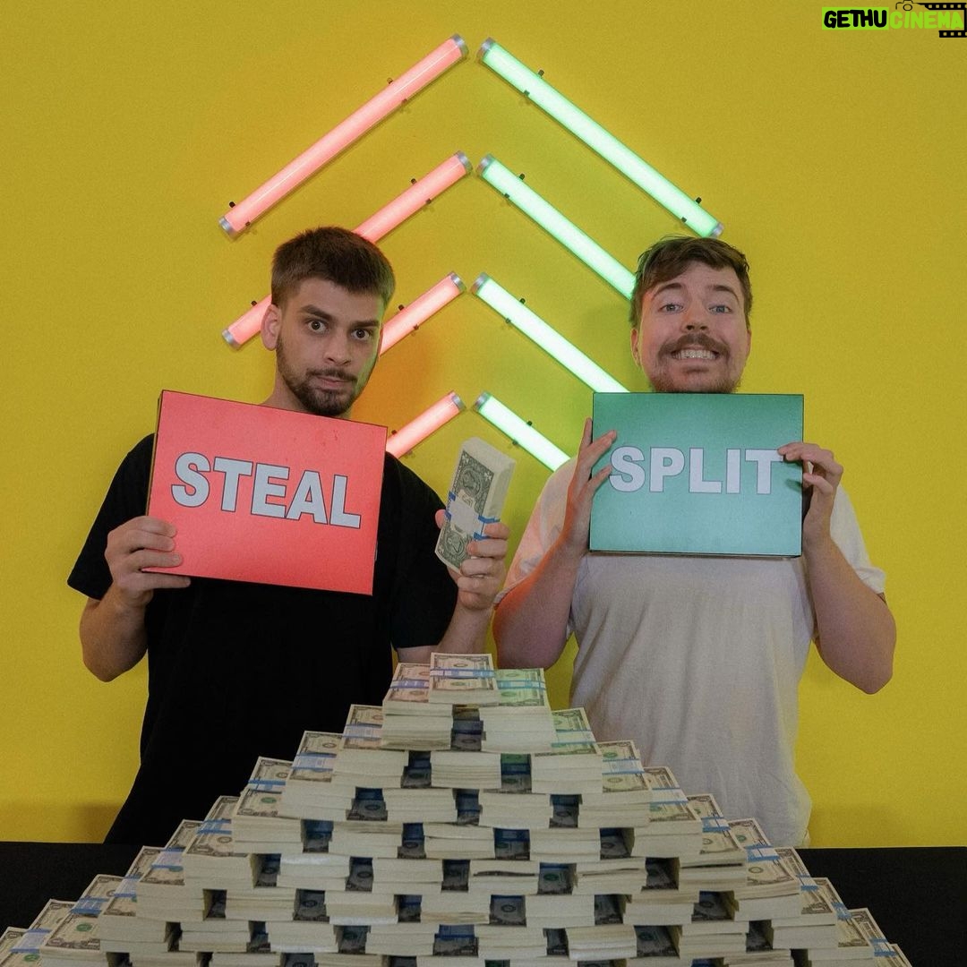 Jimmy Donaldson Instagram - GO WATCH THE NEW VIDEO! 1.) Whoever punched the hardest won $30,000 2.) I put $1,000,000 in a watermelon and if u smashed the right one, you kept the $1,000,000 3.) I let a random person split $20k with someone they’ve never met or keep it all for themselves