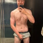 Jimmy Donaldson Instagram - Woke up and realized I was obese so I started lifting and walking 12,500 steps a day. Still got a long way to being yoked but I’m happy with my progress so far 🥰 (also if I’m not actually jacked out of my mind in a year it’s 100% @paras_kaltsas fault. I just do what he says haha)