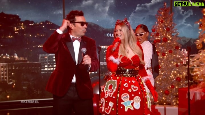 Jimmy Fallon Instagram - @JimmyFallon and @MeghanTrainor perform their NUMBER ONE holiday song! ❤🎄🎁 #WrapMeUp