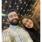 Jinal Belani Instagram - My Friend, दोस्त, ભાઈબંધ ✨ @jimit_trivedi Ya toh dosti bahot gehri hai, ya toh yeh photo 3D hai 😬