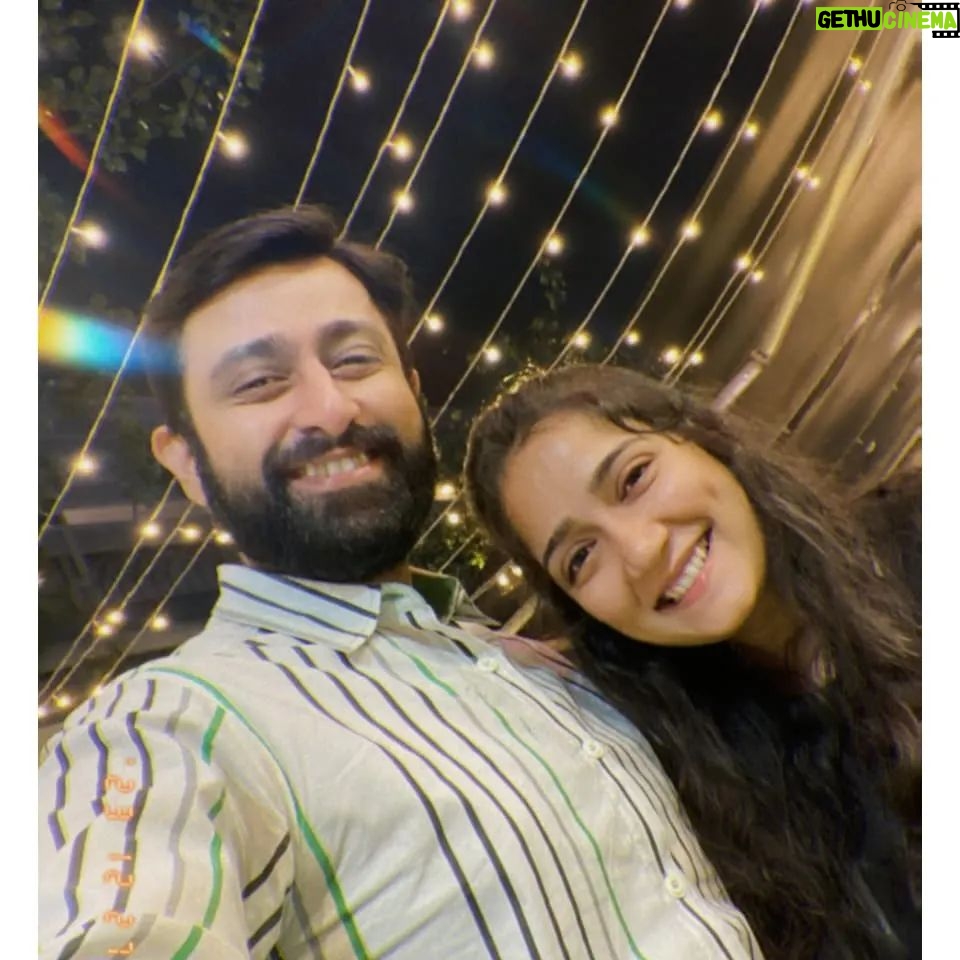 Jinal Belani Instagram - My Friend, दोस्त, ભાઈબંધ ✨ @jimit_trivedi Ya toh dosti bahot gehri hai, ya toh yeh photo 3D hai 😬