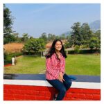 Jinal Belani Instagram - एक अच्छा पोज़ देने की दो बुरी कोशिश 😬 (स्माइल ने बचा लिया बाय गॉड 🙈) PC - @niharikaaaa_13 Trip courtesy - @iamankitrathi @rishikaakeshri Entetainment courtesy - @yashbhatia_ba @prithiani_simran 😀😅 Thank you @colonelsfarmkarjat for a lovely time ✨ Karjat