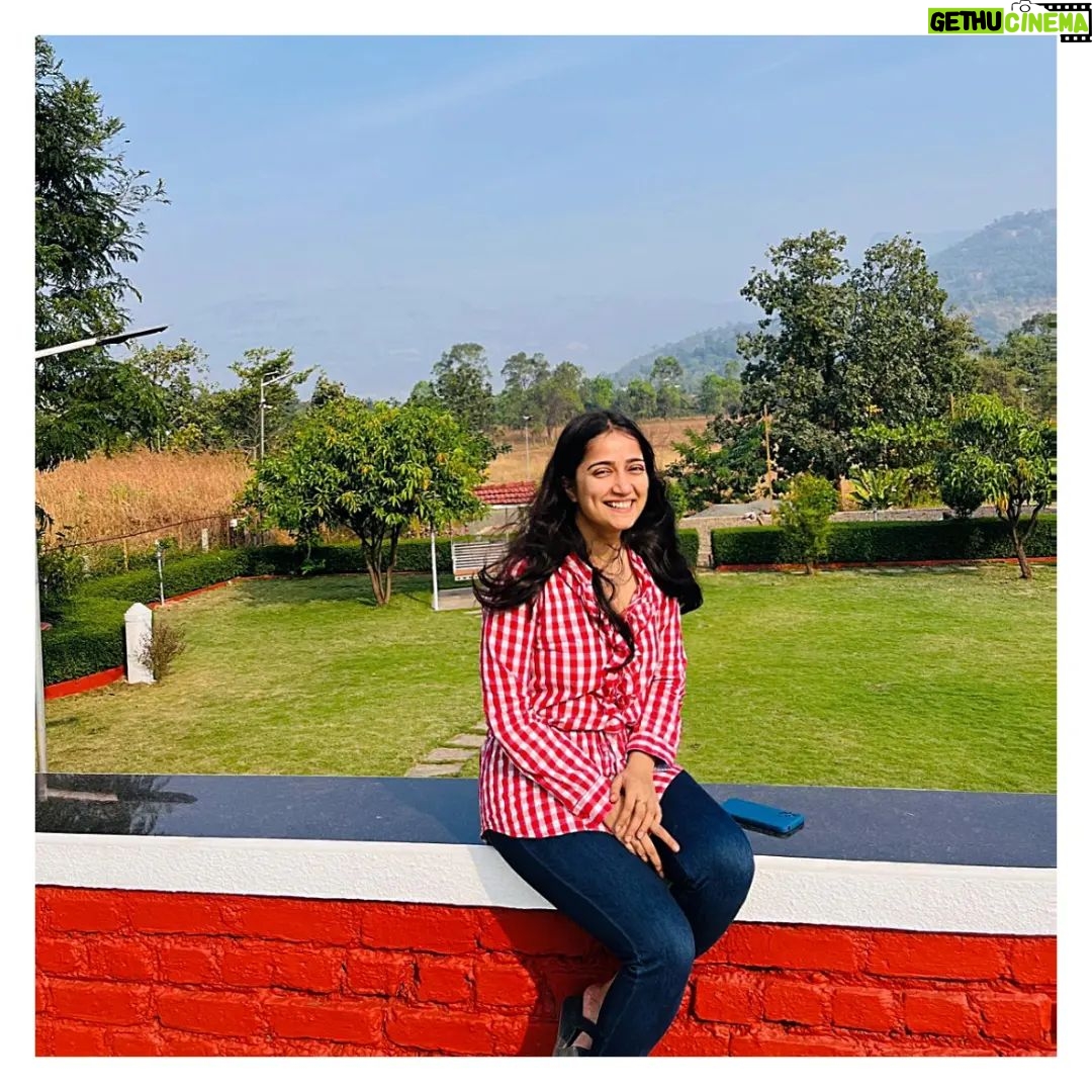 Jinal Belani Instagram - एक अच्छा पोज़ देने की दो बुरी कोशिश 😬 (स्माइल ने बचा लिया बाय गॉड 🙈) PC - @niharikaaaa_13 Trip courtesy - @iamankitrathi @rishikaakeshri Entetainment courtesy - @yashbhatia_ba @prithiani_simran 😀😅 Thank you @colonelsfarmkarjat for a lovely time ✨ Karjat
