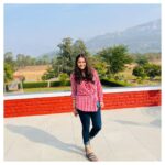 Jinal Belani Instagram - एक अच्छा पोज़ देने की दो बुरी कोशिश 😬 (स्माइल ने बचा लिया बाय गॉड 🙈) PC - @niharikaaaa_13 Trip courtesy - @iamankitrathi @rishikaakeshri Entetainment courtesy - @yashbhatia_ba @prithiani_simran 😀😅 Thank you @colonelsfarmkarjat for a lovely time ✨ Karjat