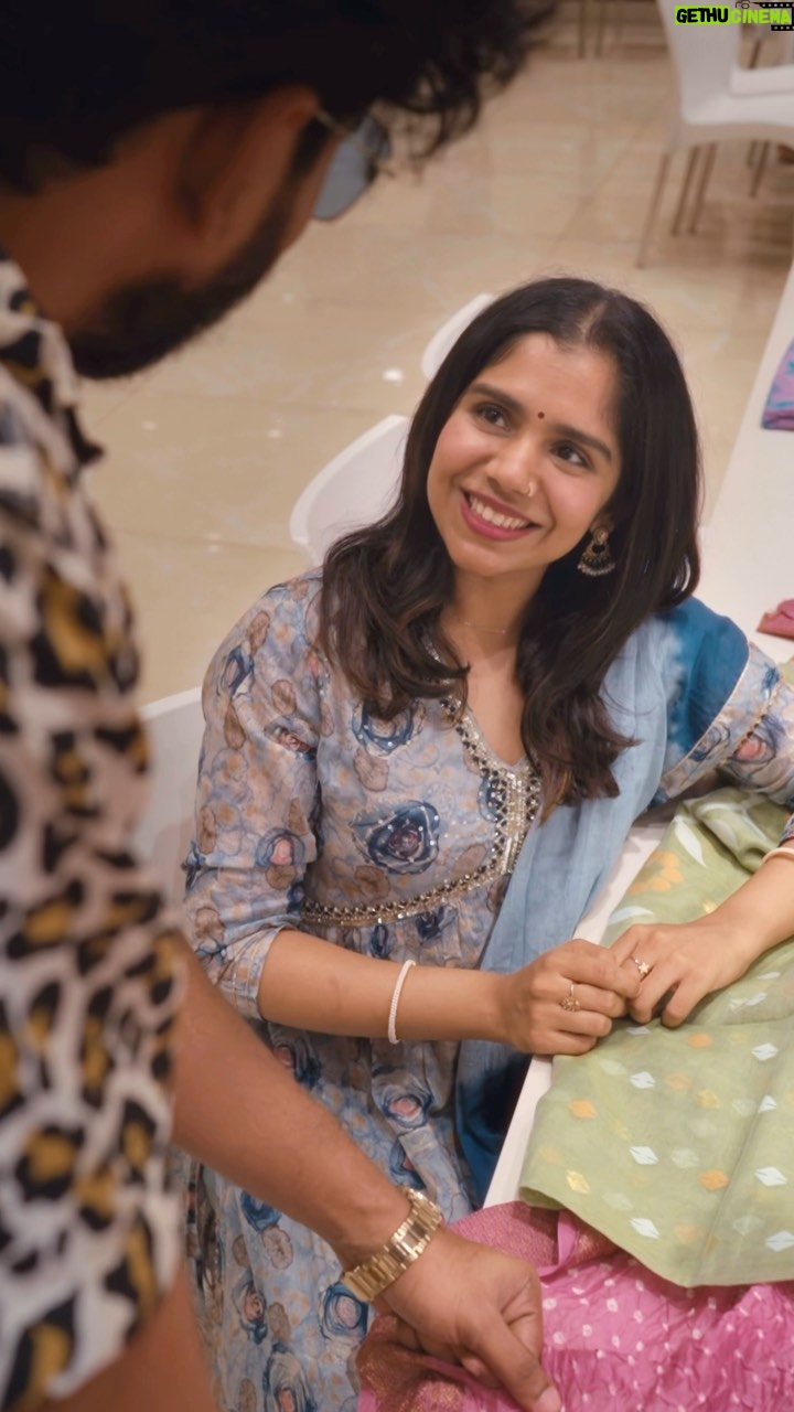 Jisma Jiji Instagram - Collections കുറെ ഉണ്ടല്ലോ... The Kochi Navarathri Festival hosted by Kalyan Silks is happening at their Showroom in Kochi happening from 15th of Oct to 24th! They have great Navarathri collections along with spectacular cultural fests planned from 20th to 22nd between 6pm and 8:30pm! So what are you waiting for? Head to Kalyan Silks this Navarathri season for some festive fun!!!🌼🎉 #kalyansilks #navarathri #kochi #fun #celebration Written by : Jisma & Vimal Directed by: @vimal_kumar_online Shot by: @asif_pav Edited by: @midhunkrishna_a Coloured by: @roh_footage