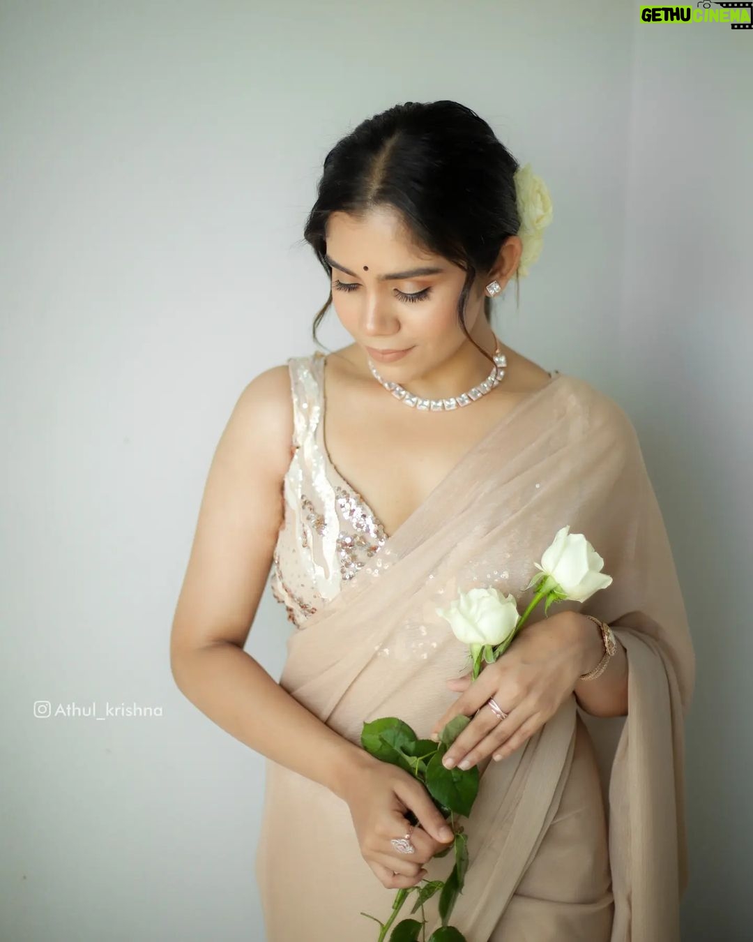 Jisma Jiji Instagram - ๐ธ: @athul_krishna________ STYLED BY: @andriya_nunez OUTFIT : @acornfashionlines MUA: @reema.muneer #lookoftheday #jismaandvimal #jisma #jismajiji #jismavimal #makeuplook #weddingguest #saree #sareelove #sareelooks #sareelook #beigesaree #photoshootideas
