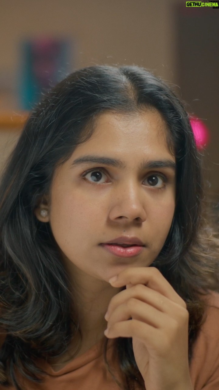 Jisma Jiji Instagram - I love you എന്ന് പറയുന്ന അത്ര പാടൊന്നും ഇല്ലല്ലോ I hate you എന്ന് പറയാൻ Watch full Episode of Manassariyum ee Yanthram Part 2 by Chungath Jewellery on Jisma and Vimal #jismavimal #malayalamcomedy Written by: @jisma_jiji_kizhakkarakattu Directed by: @vimal_kumar_online DOP: @asif_pav Edited by: @rakezdp Colorist: @neelavelichamcollective Mixing: @spikeeleven Music: @azimroshan Lyrics: @hrishikesh_mundani Singer: @rohan11dm Music Programming: @sreehariachunair BGM: @antonyelbin MUA: @styled_by_ശ്രുതി Art: @hari7799 Designs : @arjun_gb_ Song Mixing: @sreerag_musiq Stills: @athul_krishna________ Production controller: @jiffinjiji