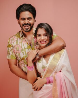 Jisma Jiji Instagram - ഹൃദയം നിറഞ്ഞ ഓണാശംസകൾ 

J&V

🌸 
 Styled by: @stylewithandriya @andriya_nunez 
Stills: @sk_abhijith 
MUA: @brahma_hairandmakeup 
Studio: @tinyturtle.media 
Video: @vishnu.chandrabose 
Editor: @sandesh.rajeev
Assistant Stylist: @eb___it 
Costume of Jisma & Vimal: @house_of_vandy 

#onam #photoshoot #couple #photography #kerala #jismavimal #wedding