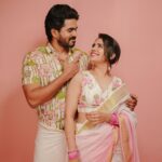 Jisma Jiji Instagram – ഹൃദയം നിറഞ്ഞ ഓണാശംസകൾ
J&V
🌸
Styled by: @stylewithandriya @andriya_nunez
Stills: @sk_abhijith
MUA: @brahma_hairandmakeup
Studio: @tinyturtle.media
Video: @vishnu.chandrabose
Editor: @sandesh.rajeev
Assistant Stylist: @eb___it
Costume of Jisma & Vimal: @house_of_vandy
#onam #photoshoot #couple #photography #kerala #jismavimal #wedding