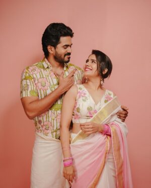 Jisma Jiji Instagram - ഹൃദയം നിറഞ്ഞ ഓണാശംസകൾ 

J&V

🌸 
 Styled by: @stylewithandriya @andriya_nunez 
Stills: @sk_abhijith 
MUA: @brahma_hairandmakeup 
Studio: @tinyturtle.media 
Video: @vishnu.chandrabose 
Editor: @sandesh.rajeev
Assistant Stylist: @eb___it 
Costume of Jisma & Vimal: @house_of_vandy 

#onam #photoshoot #couple #photography #kerala #jismavimal #wedding
