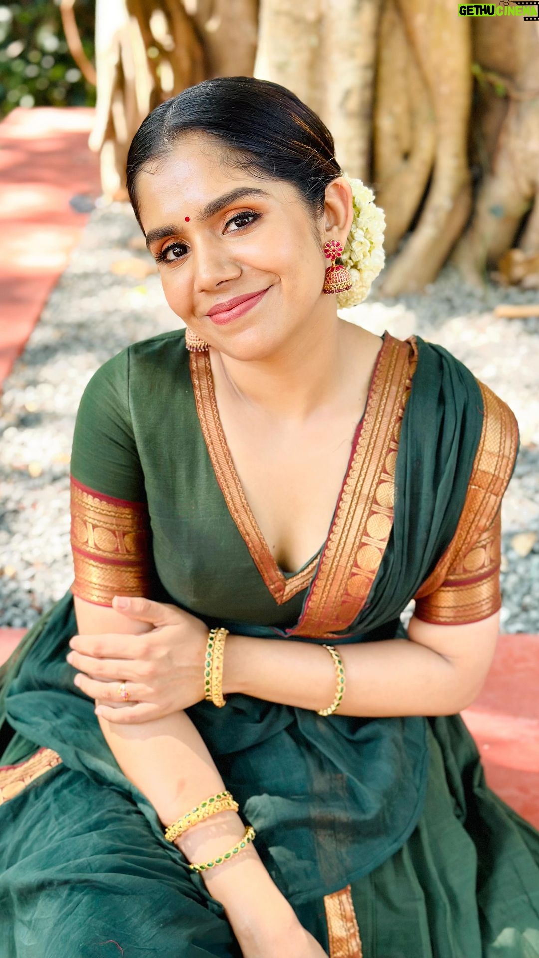 Jisma Jiji Instagram - Wedding guest look Styled by: @stylewithandriya MUA: @gopzmeow Saree : @ithal.india