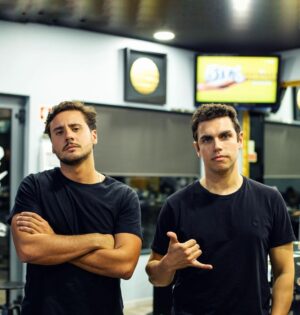 João André Instagram - ‘Quando é que sai o próximo episódio?’ O resto da tua vida é um documentário verídico e, por consequência, estamos dependentes de factores externos. Esta semana recebemos uma chamada que alterou o encadeamento do próximo episódio.
Conquistámos um dos nossos principais objectivos: O primeiro casting. Daí o atraso no lançamento do episódio. Queremos filmar este passo importante, que poderá vir a ser o primeiro dia do resto da minha vida. Rezem por mim 🙏👁