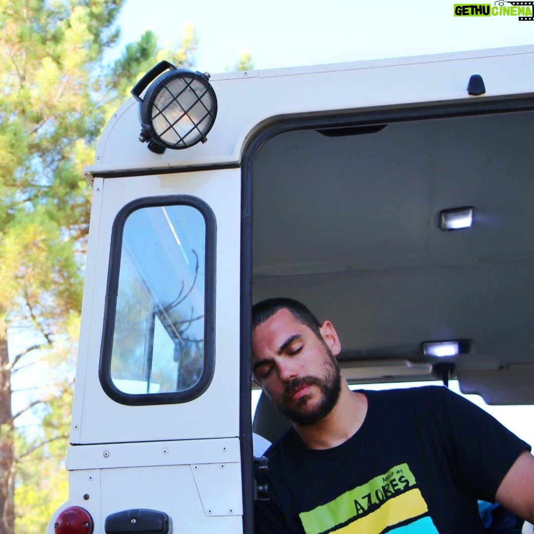 João André - 12.8K Likes - Último dia de férias. A partir da próxima semana começam os Tivolis e já não tenho que me sujeitar a comer marisco congelado.
Vão masé trocar os bilhetes, miúdos.