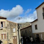 Joana Alvarenga Instagram - Um linda e pequena aldeia chamada Castelo Novo🫶🇵🇹❤️ Onde moram pessoas orgulhosas da sua aldeia, super simpáticas que nos receberam com o maior carinho e simpatia. Os primeiros dias de muitos num projecto que está a chegar. #aldeiashistoricasdeportugal #portugal #castelonovo #historia #beiras #newproject #serie #tv #actress Aldeia de Castelo Novo