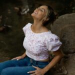 Joana Alvarenga Instagram - A sentir as vibrações da última Super Lua do ano. Sorrindo e agradecendo cada novo dia, cada nova etapa e toda a superação de um Ano bem atípico. Quem vive do bem e está bem consigo, a vida sorri e eu sorrio para ela. Vivendo e aprendendo 🙏🤍⭐ #carpediem #vivendoeaprendendo #staystrong #superlua